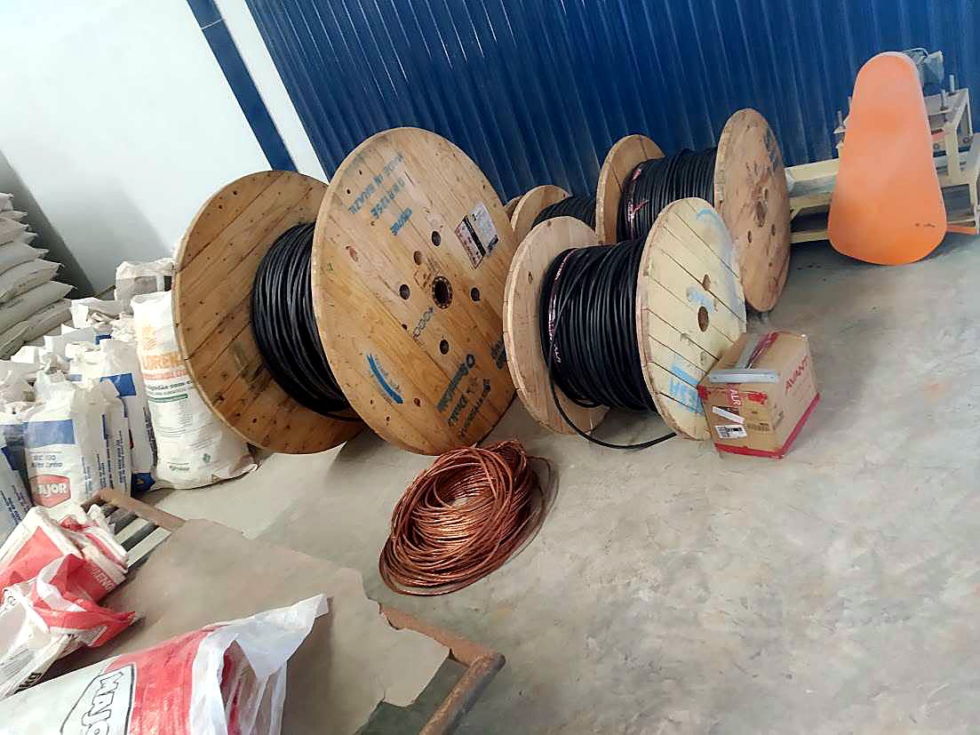 Bobinas de cabos na obra