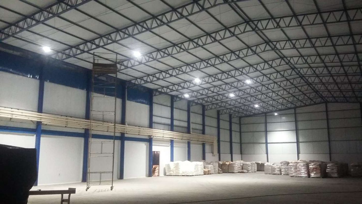Galpão industrial com iluminação instalada