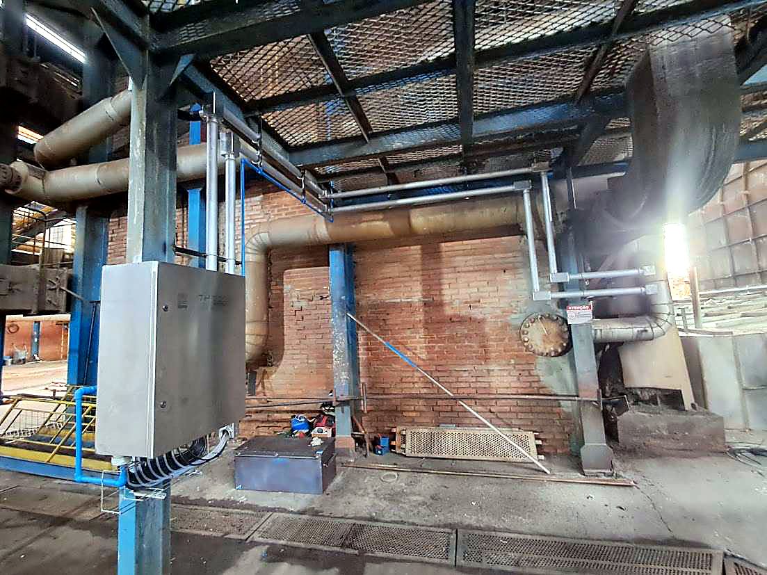 Eletrodutos e quadro em área industrial